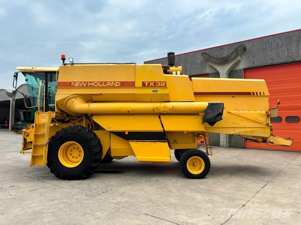 New Holland TX 32 Зернозбиральні комбайни