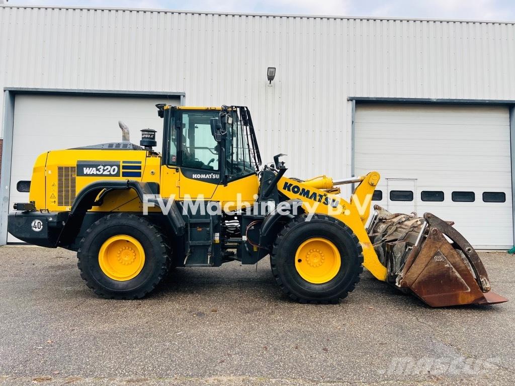 Komatsu WA320 Фронтальні навантажувачі