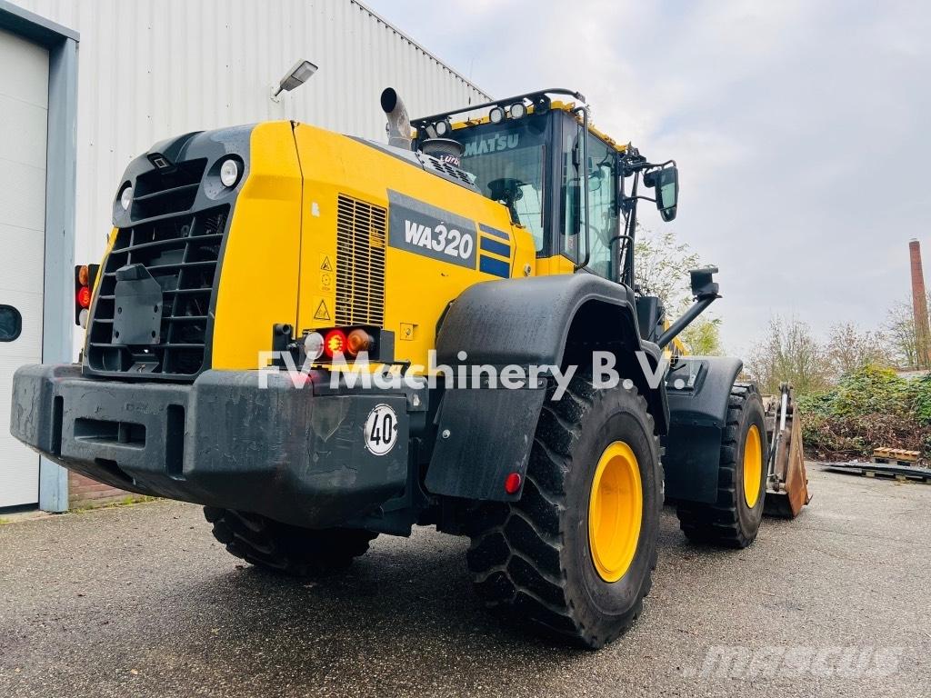 Komatsu WA320 Фронтальні навантажувачі