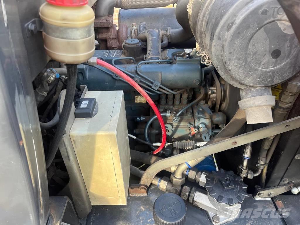 GiANT V 6004 T Малі навантажувачі