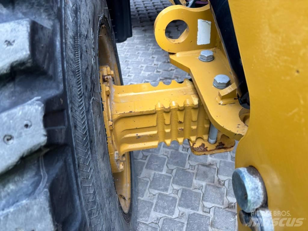 CAT 908 M Фронтальні навантажувачі