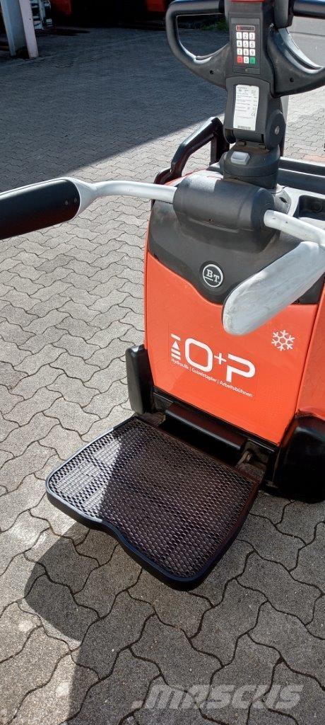 Toyota SPE140L Самохідні електроштабелери