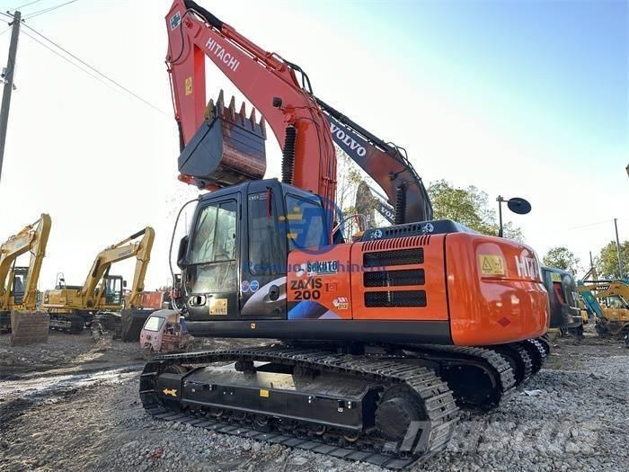 Hitachi ZX 200 Гусеничні екскаватори