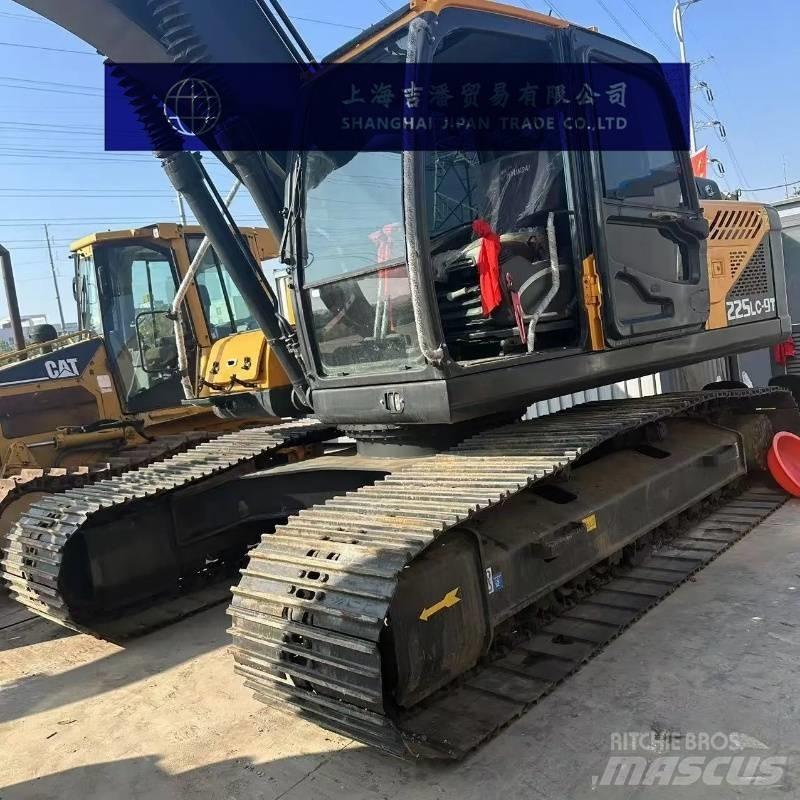 Hyundai R225 Гусеничні екскаватори