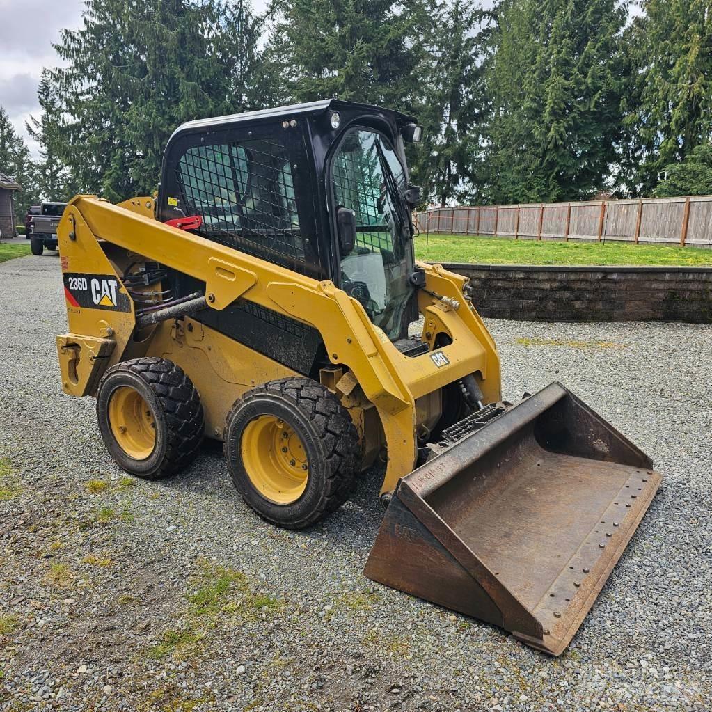 CAT 236D Міні-навантажувачі