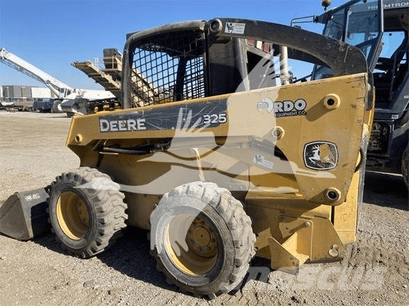John Deere 325 Міні-навантажувачі