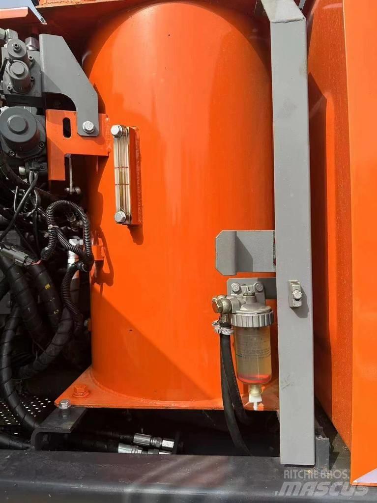 Hitachi 130 Гусеничні екскаватори
