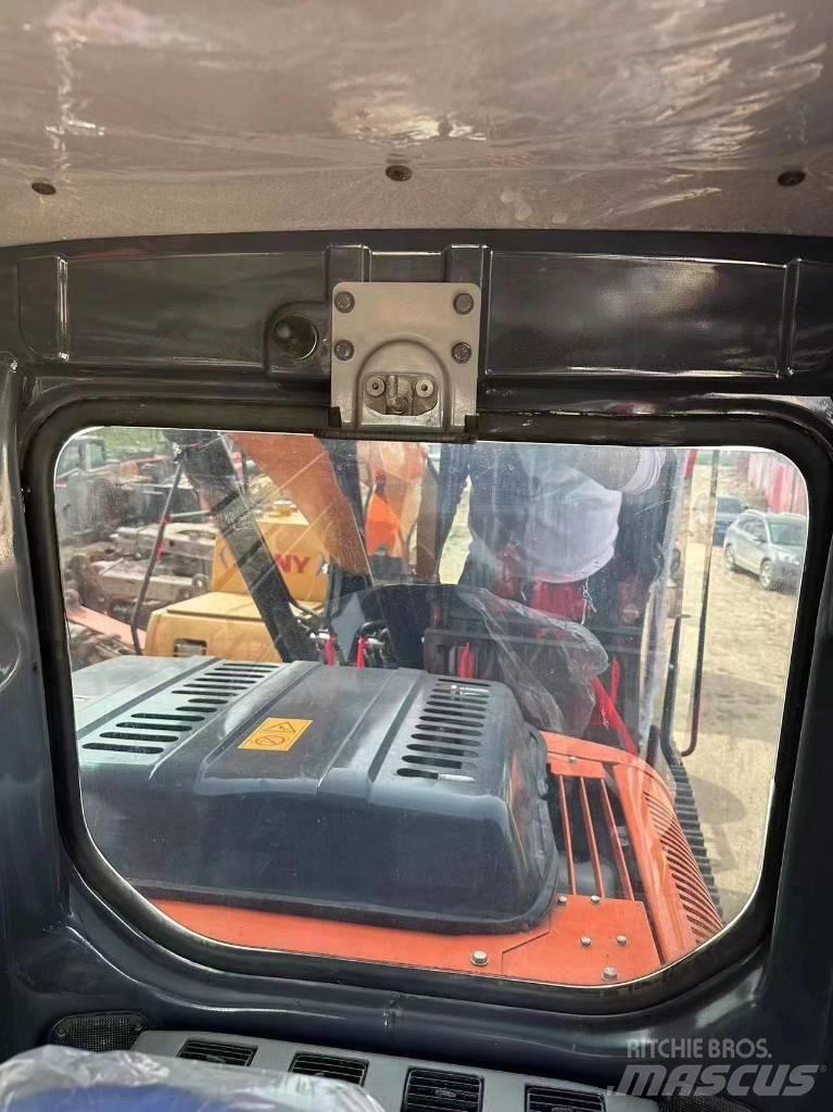 Hitachi 130 Гусеничні екскаватори