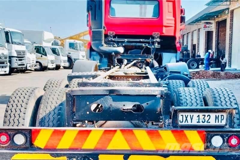 UD CGE 370 8x4 Вантажівки / спеціальні