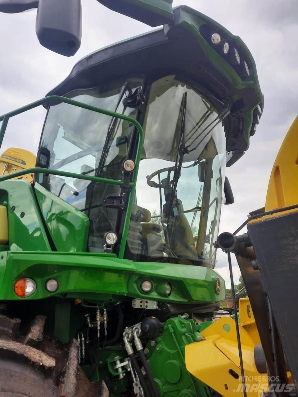 John Deere 8200 i Кормозбиральні комбайни