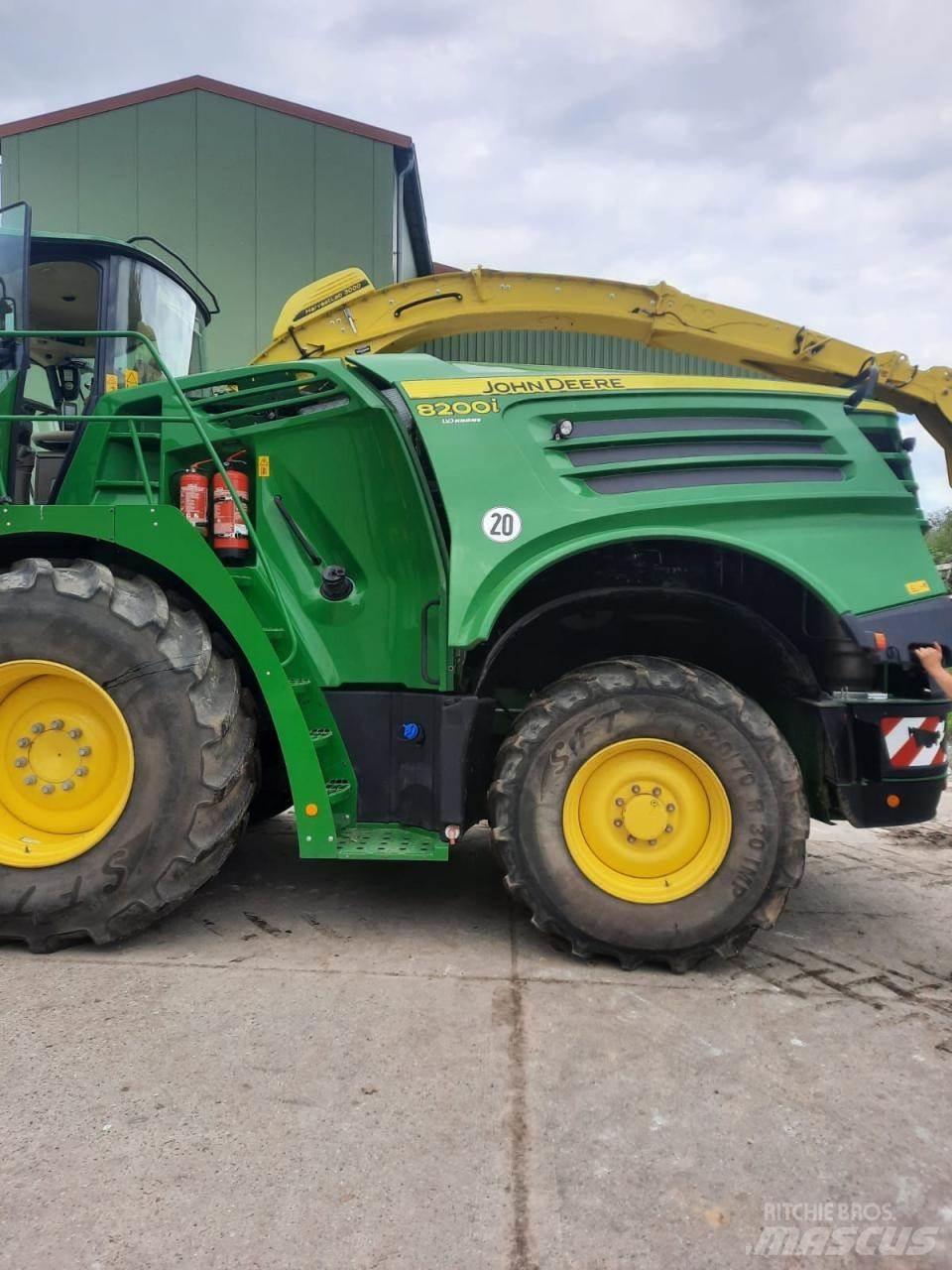John Deere 8200 i Кормозбиральні комбайни