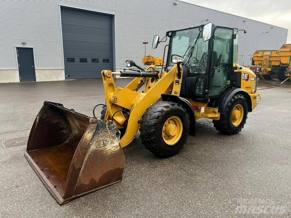 CAT 906M Фронтальні навантажувачі