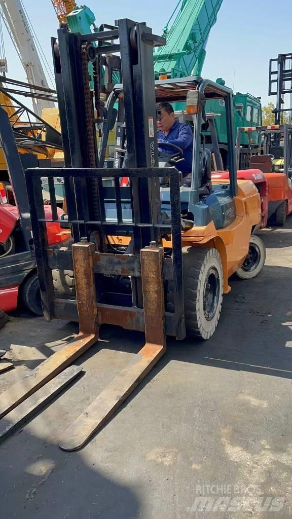 Toyota 5 ton Дизельні навантажувачі