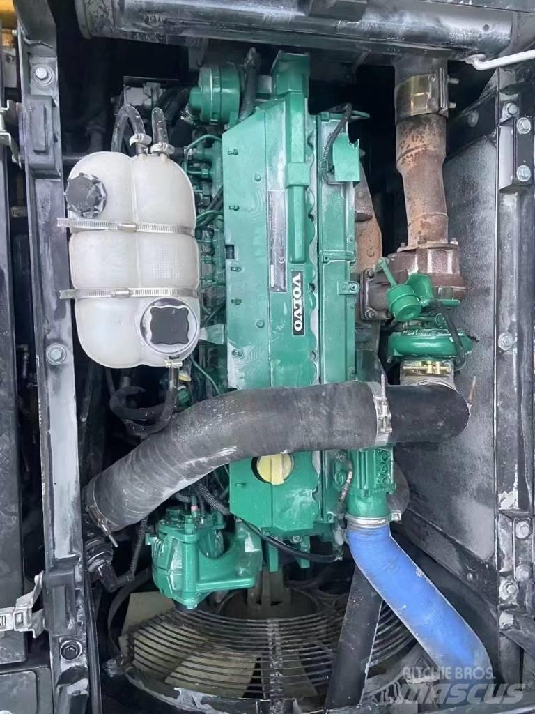 Volvo 290D Гусеничні екскаватори