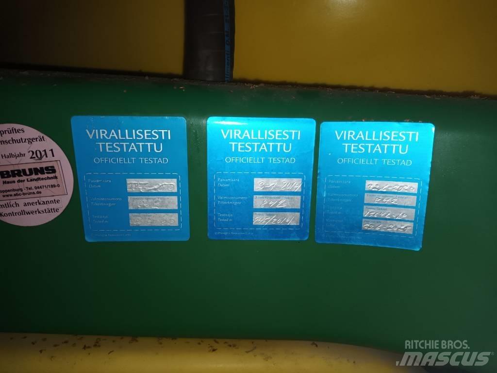 John Deere 840 Причіпні обприскувачі