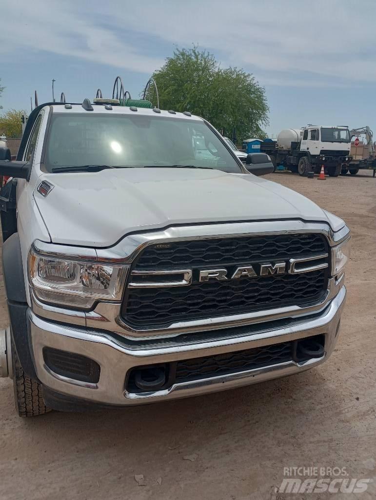 RAM 5500 Вантажівки-платформи/бокове розвантаження