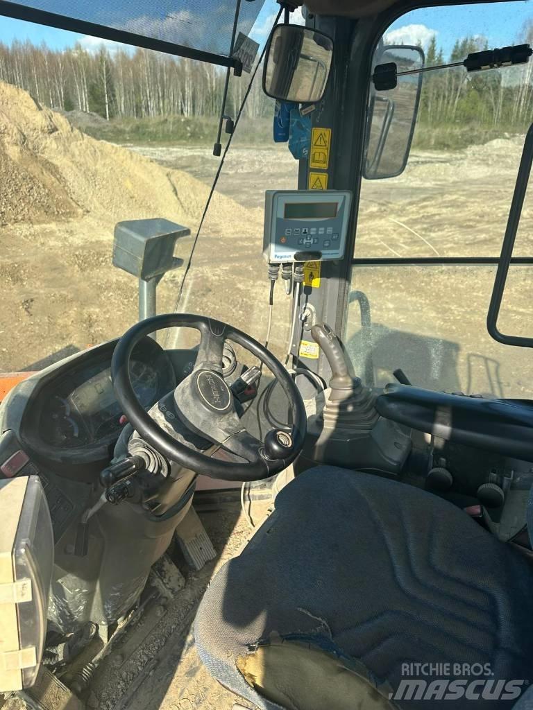 Hitachi ZW 250 Фронтальні навантажувачі