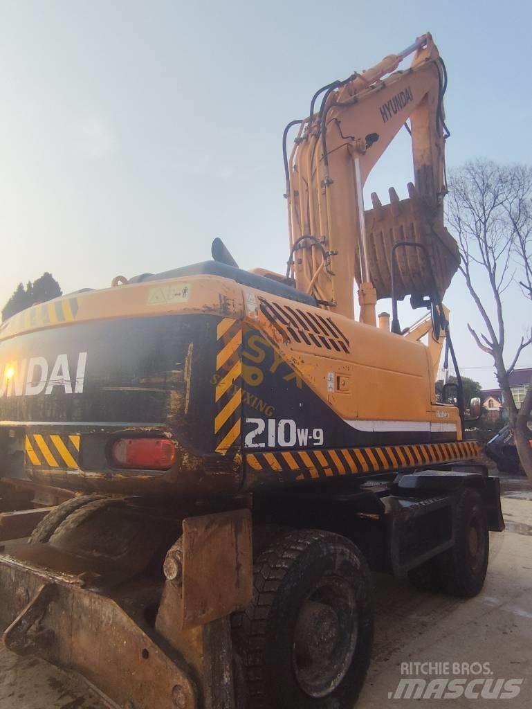 Hyundai 210W-9 Колісні екскаватори