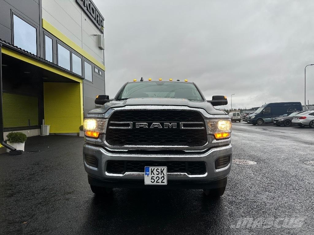 RAM 2500 Tradesman Пікапи / Бічне розвантаження