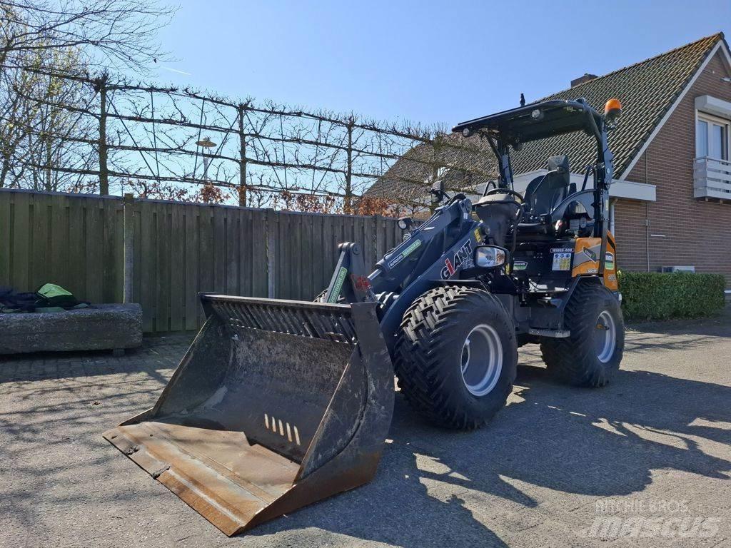 GiANT G2500 Фронтальні навантажувачі та екскаватори