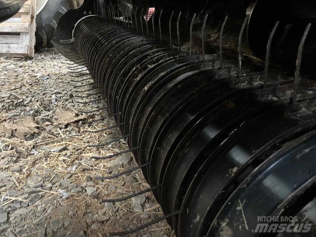 New Holland BR 7060 Рулонні прес-підбирачі