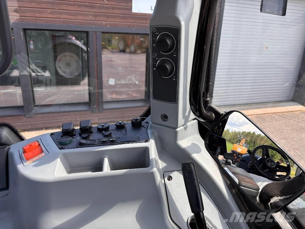 Valtra T 215 Versu Трактори