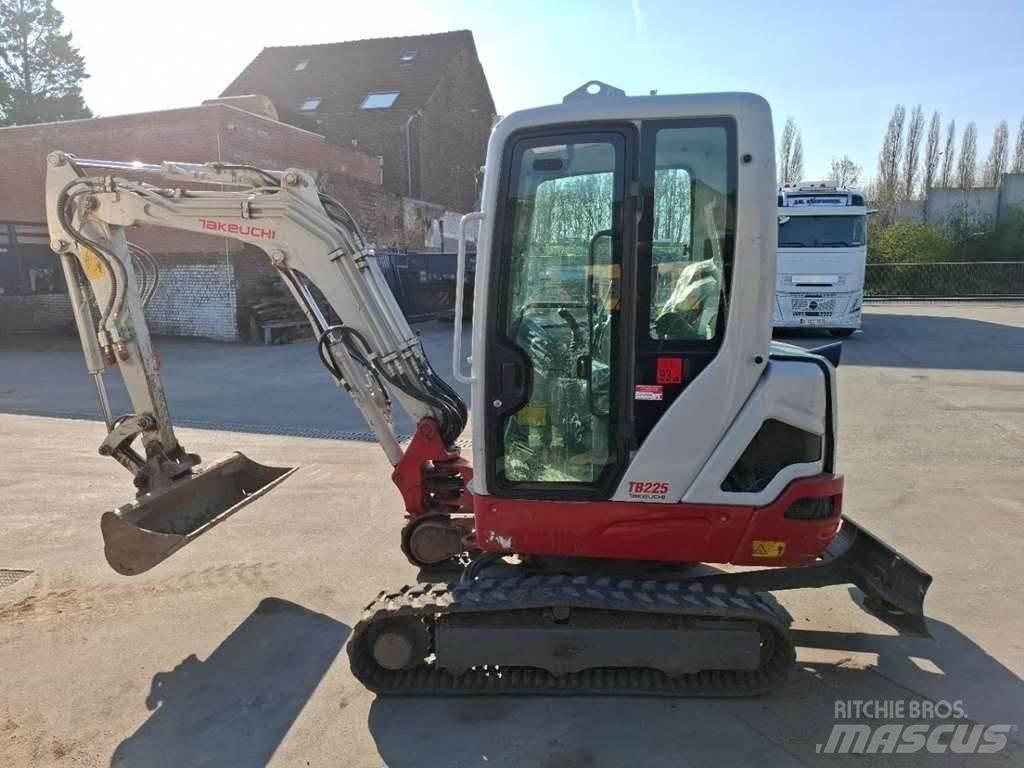 Takeuchi TB225LSA Міні-екскаватори < 7т