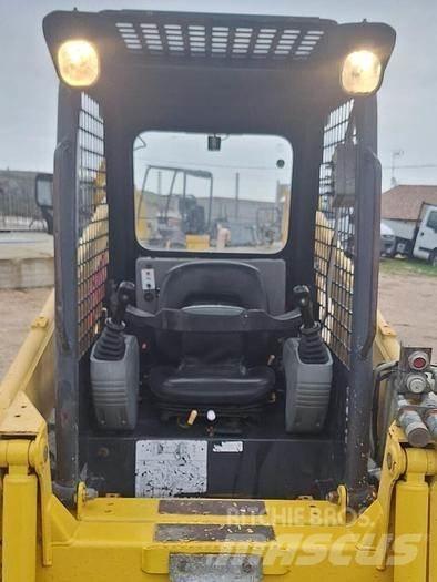 Komatsu SK815 Малі навантажувачі