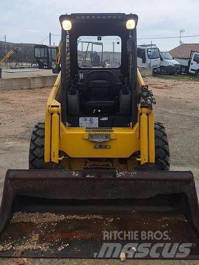 Komatsu SK815 Малі навантажувачі