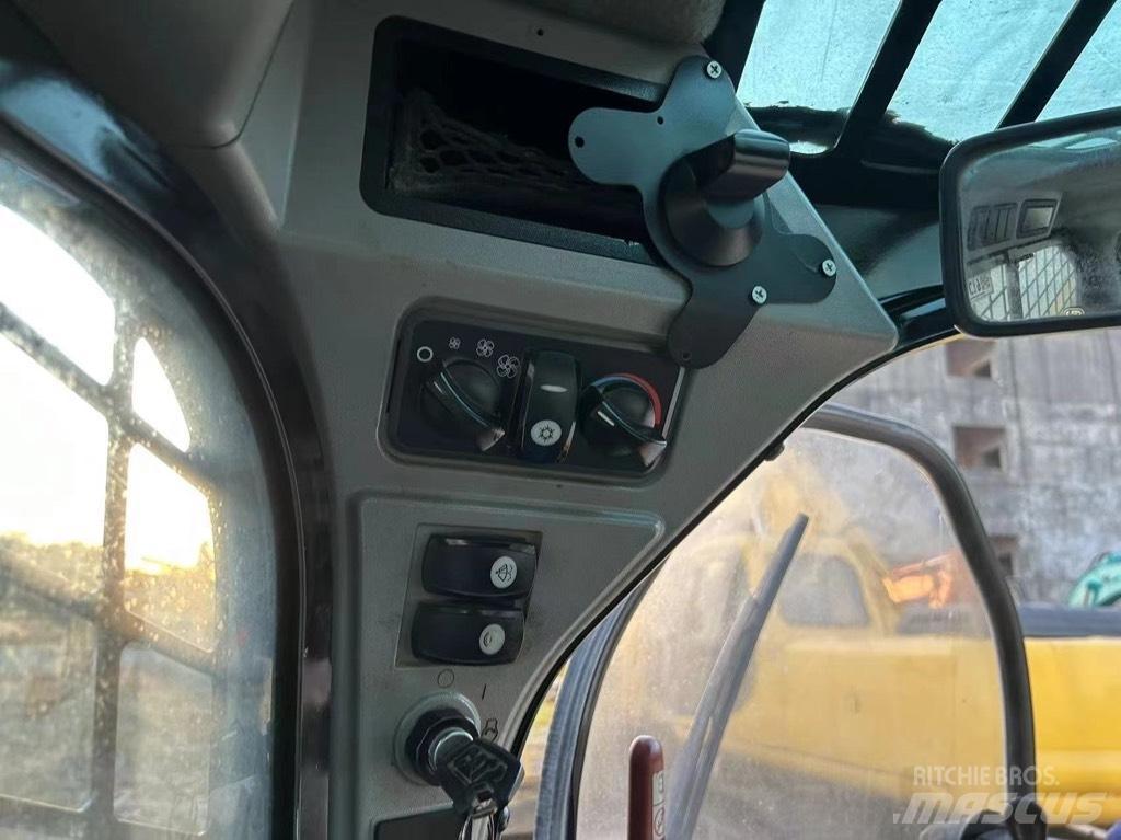 CAT 246 D Міні-навантажувачі