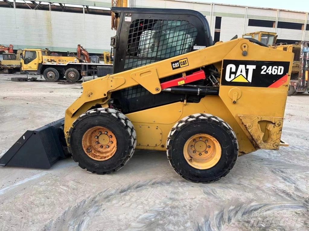 CAT 246 D Міні-навантажувачі