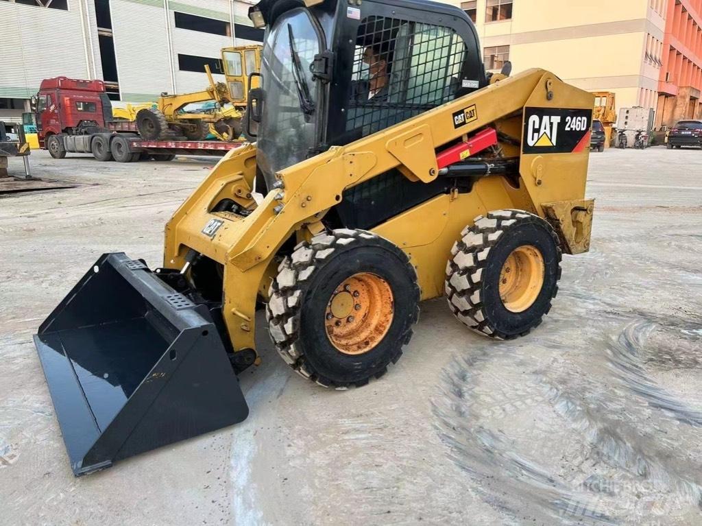 CAT 246 D Міні-навантажувачі