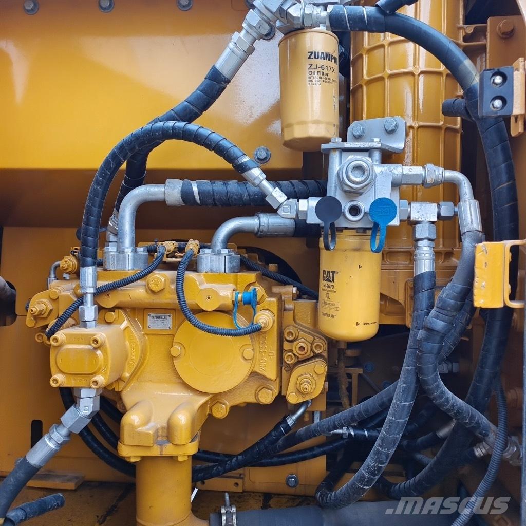CAT 320 D2L Гусеничні екскаватори