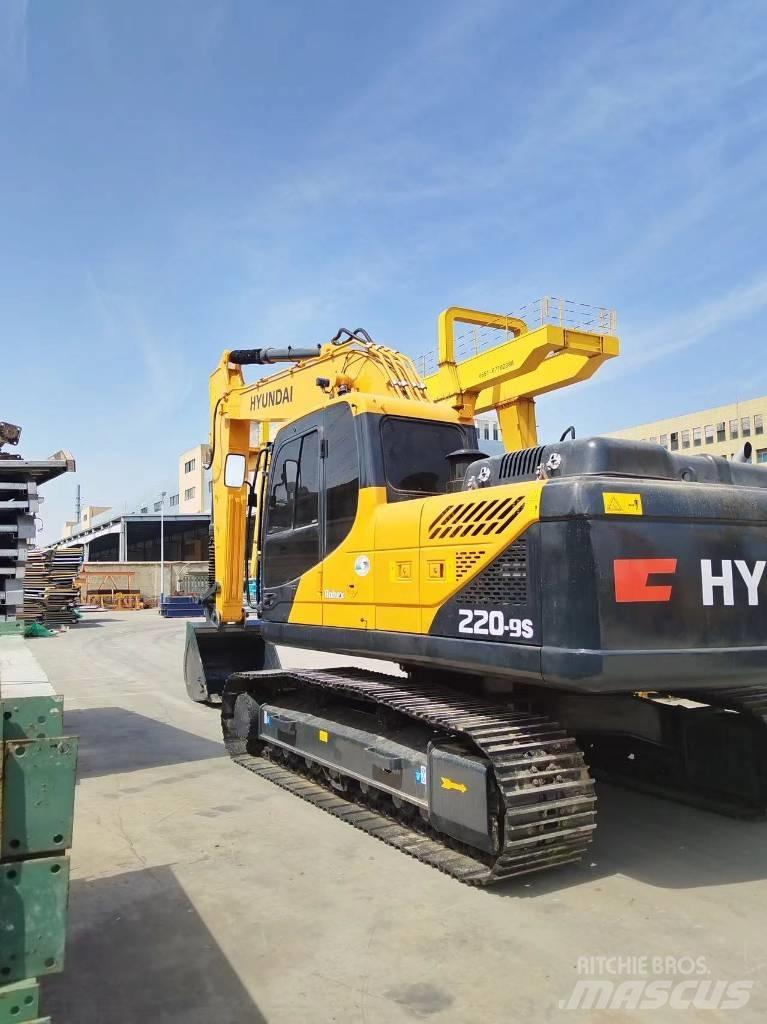 Hyundai R220LC-9S Гусеничні екскаватори