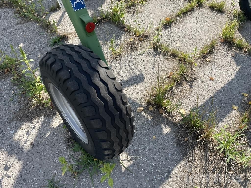 Krone Swadro 900 Граблі і сінозворушувачі