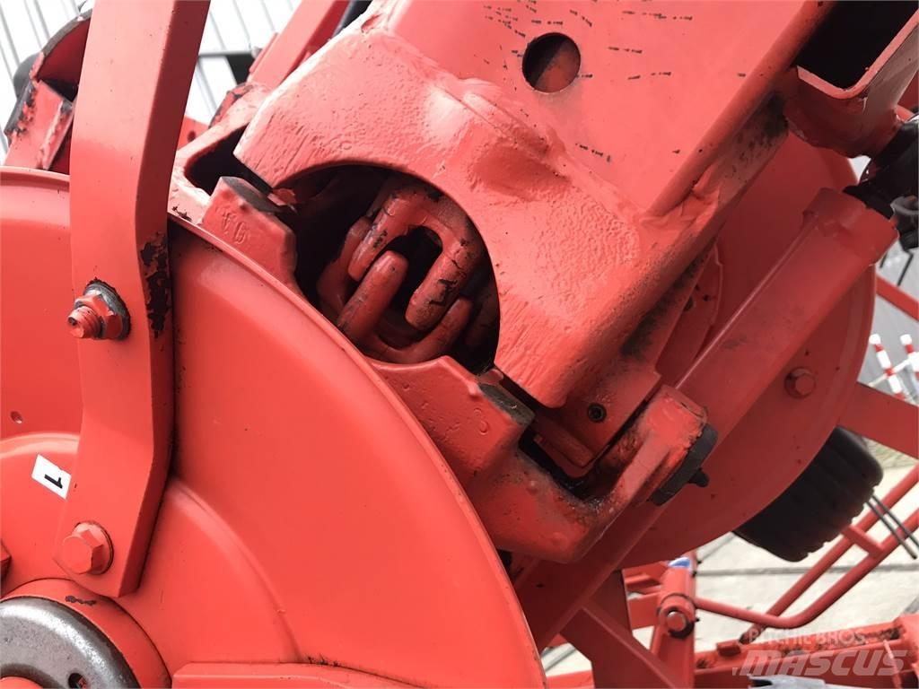 Kuhn GF 10802 T Граблі і сінозворушувачі