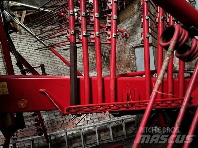 Stoll R+ 820 Граблі і сінозворушувачі