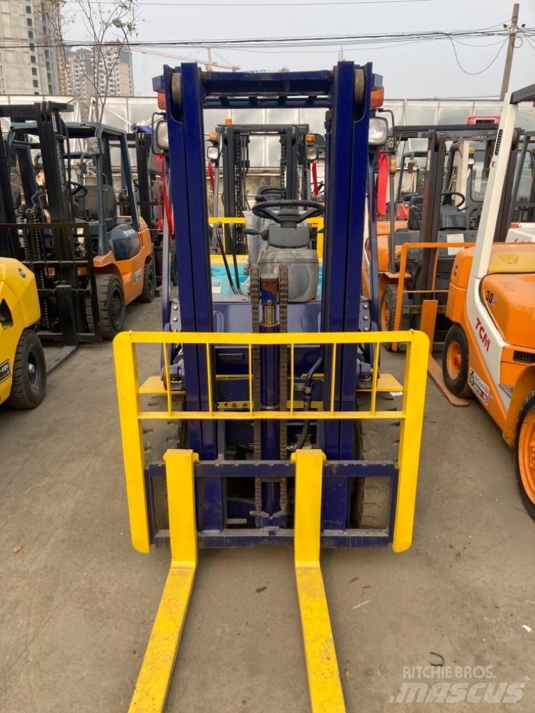 Komatsu FD25 Дизельні навантажувачі