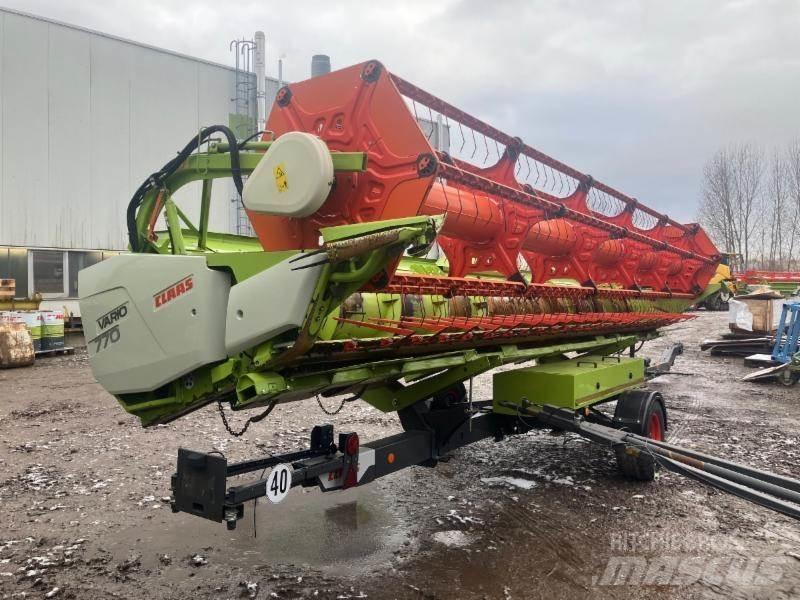 CLAAS LEXION 7400 Зернозбиральні комбайни