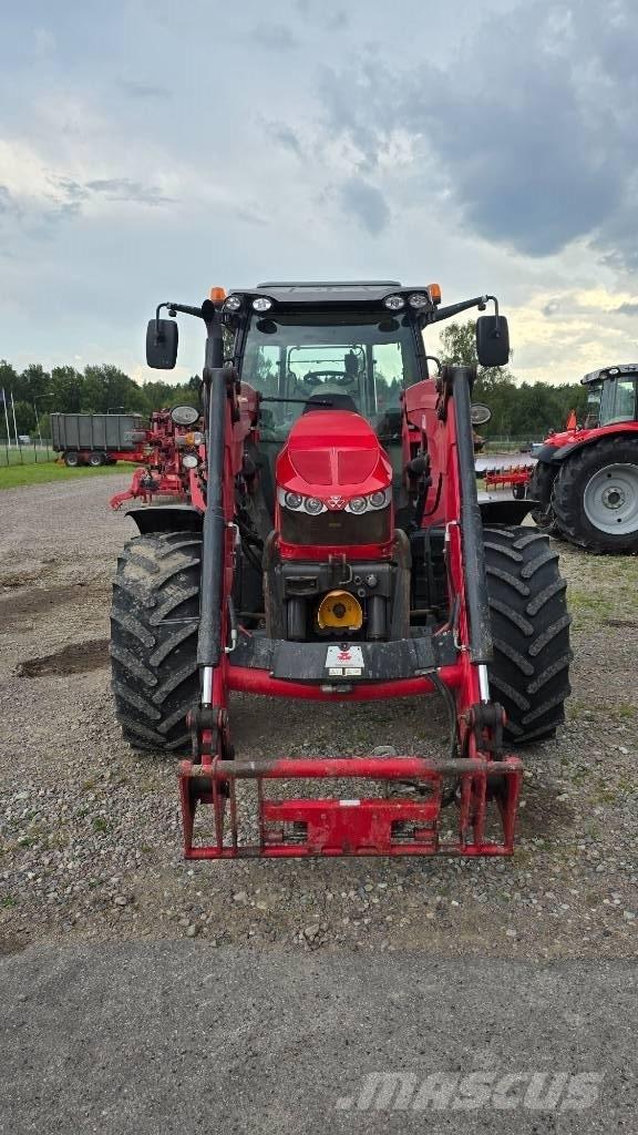 Massey Ferguson 5713 Трактори