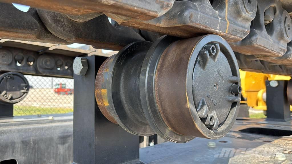 CAT 374 Гусеничні екскаватори