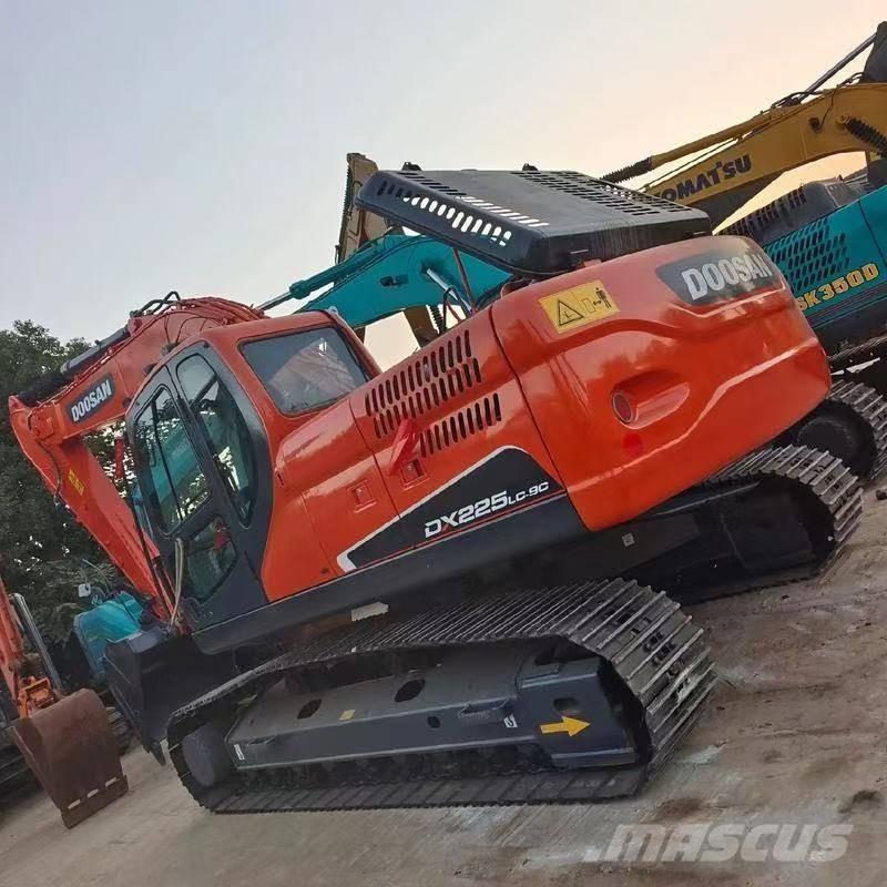 Doosan DX 225 LC Гусеничні екскаватори