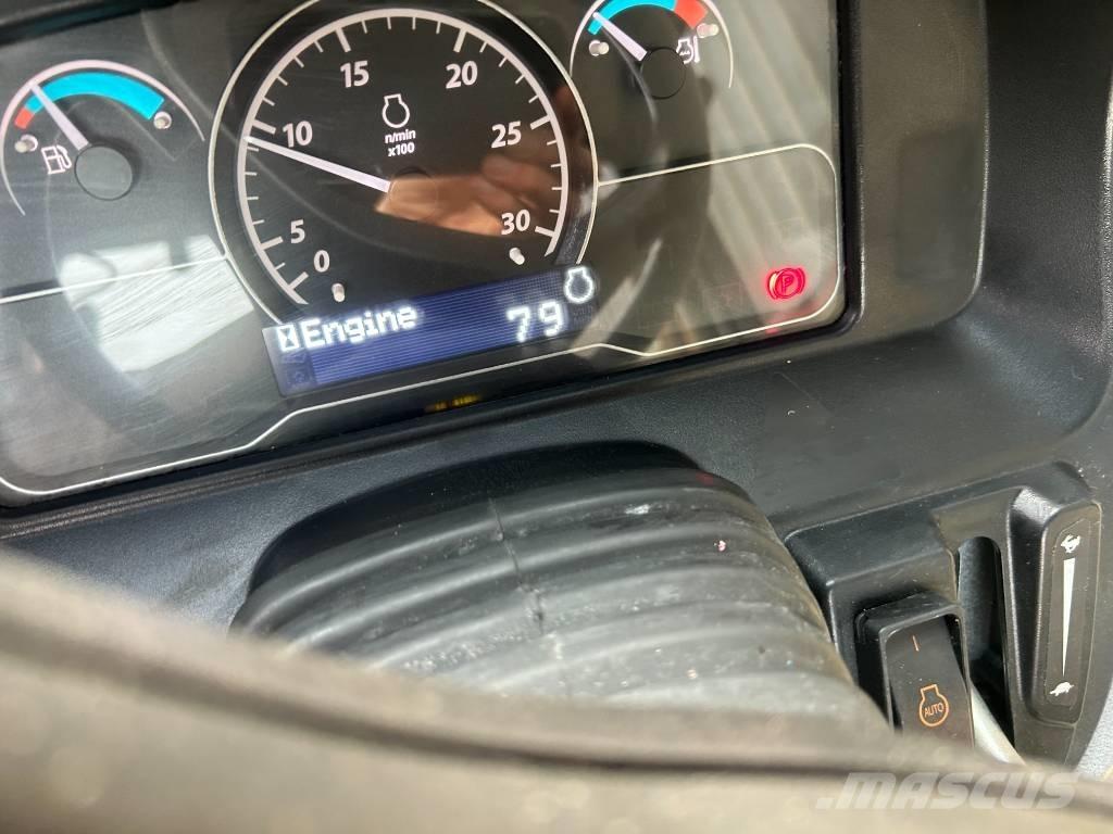 John Deere 2038R Трактори