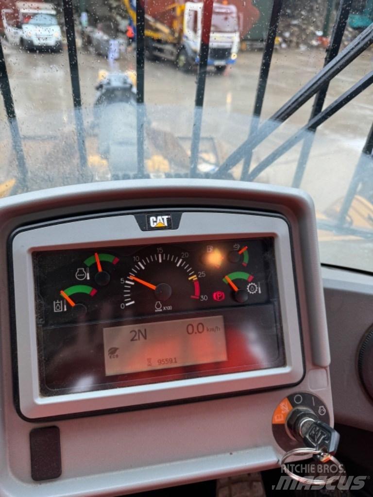CAT 966 M Фронтальні навантажувачі