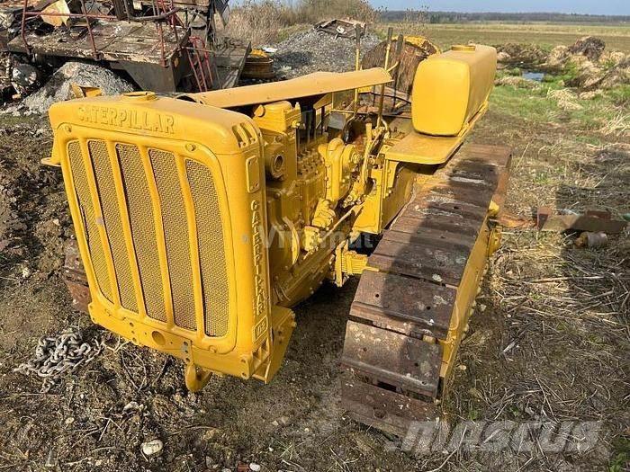 CAT D2 - Гусеничні бульдозери