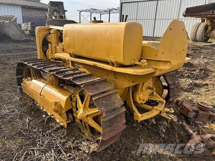 CAT D2 - Гусеничні бульдозери