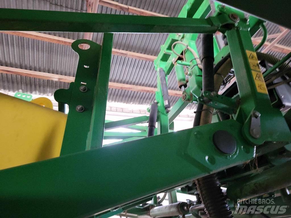 John Deere 732 Причіпні обприскувачі