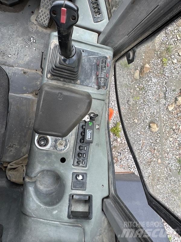 Hitachi LX 290 E Фронтальні навантажувачі