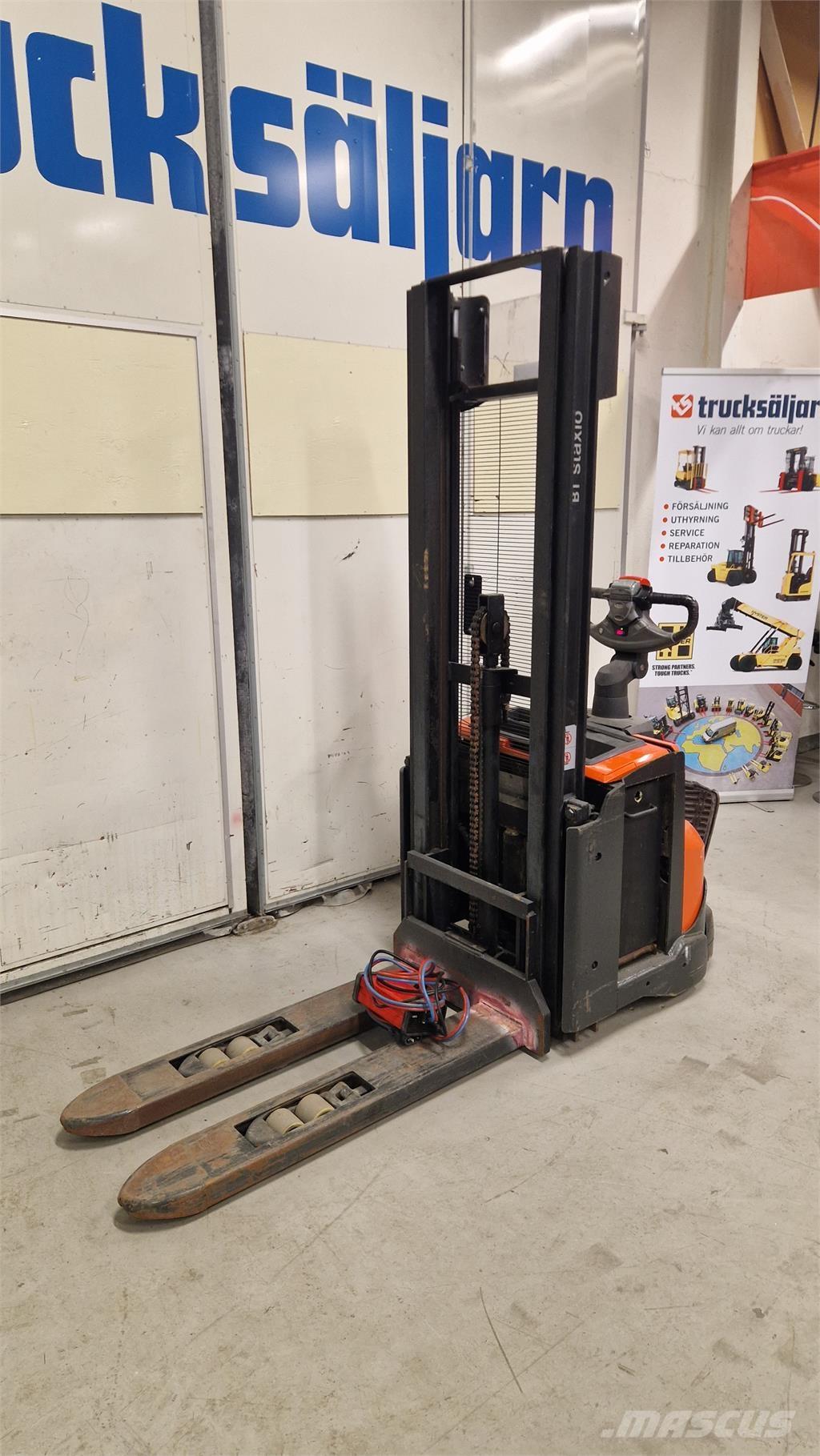 Toyota SWE120L Самохідні електроштабелери