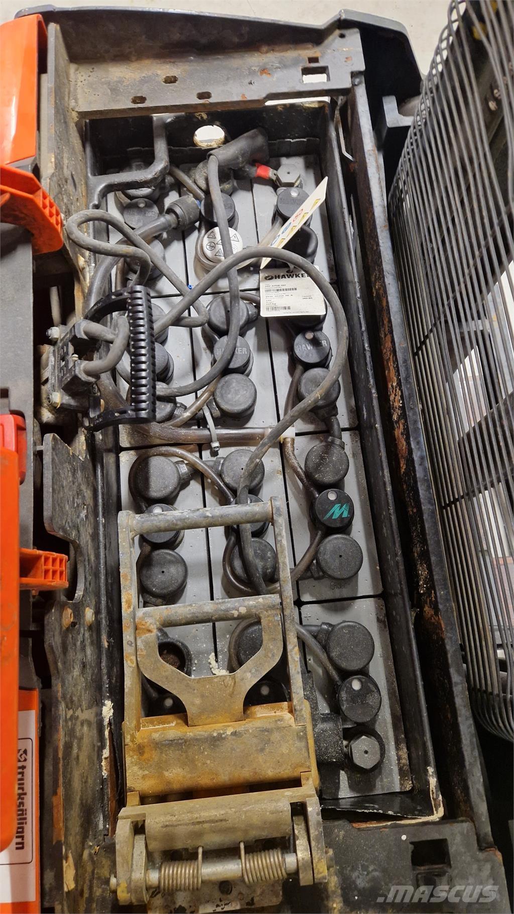 Toyota SWE120L Самохідні електроштабелери